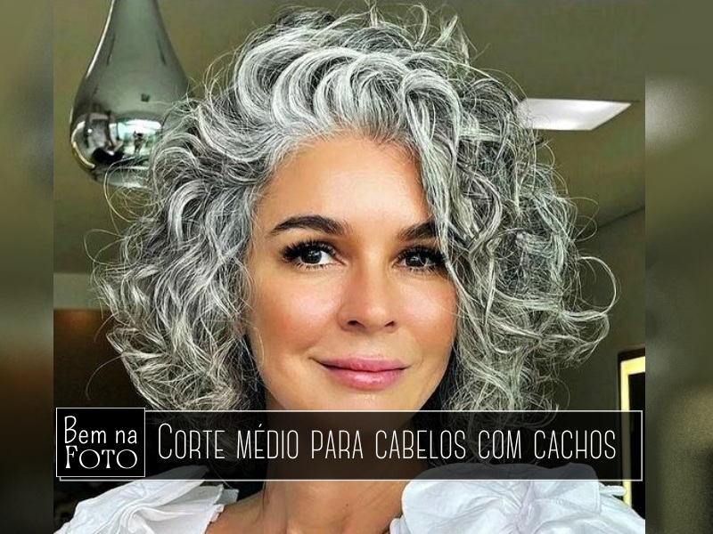 Bem na Foto: Corte médio para cabelos com cachos